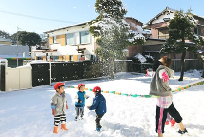 雪遊びをする子どもたち